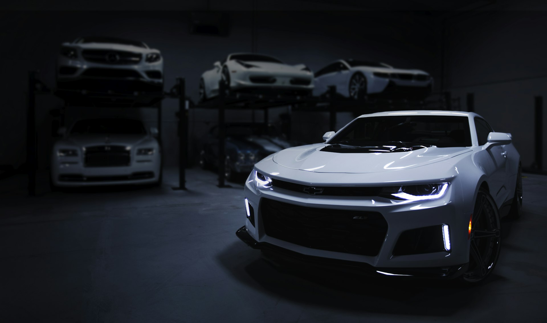 Coleção de automóveis em ambiente iluminado, fotografia atmosférica.